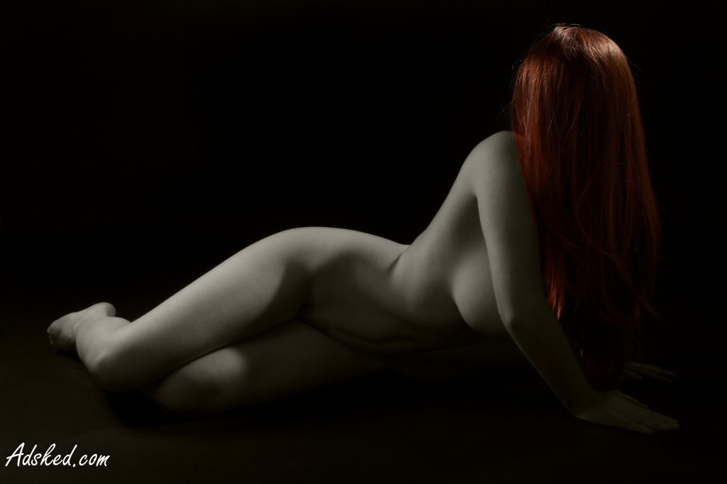 jeune fille rousse nue sur fond noir - photographe à Montpellier