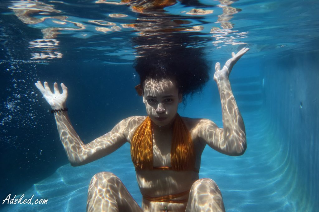 young lady underwater in montpellier