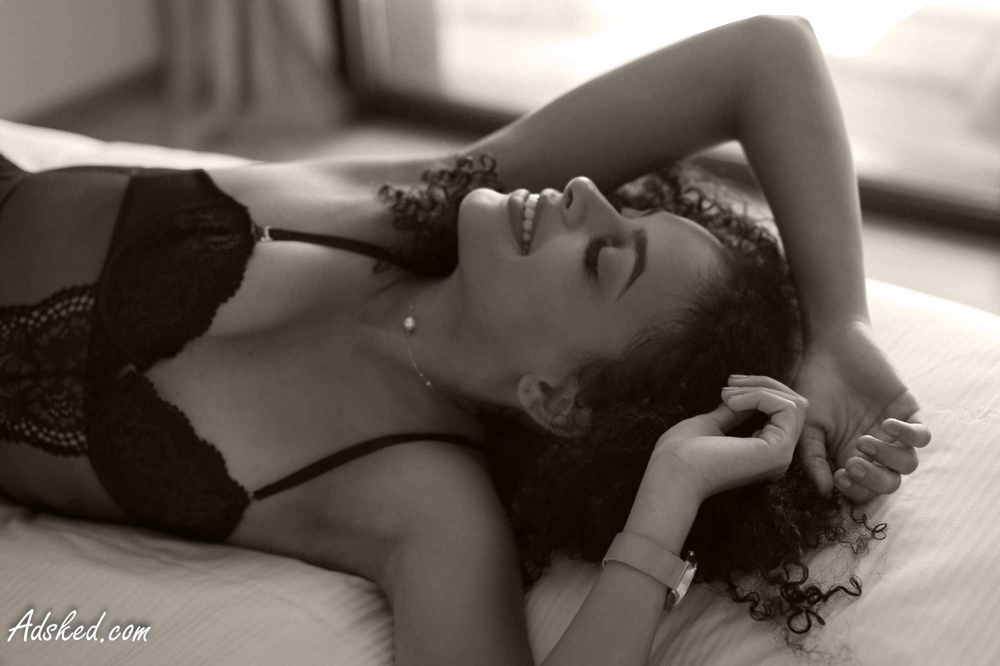 femme en lingerie noire sur un lit
