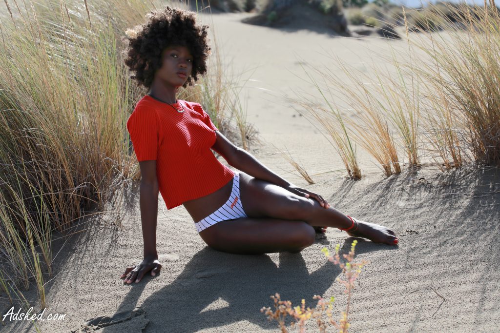 jeune fille en pull rouge à la plage à - photographe à Montpellier