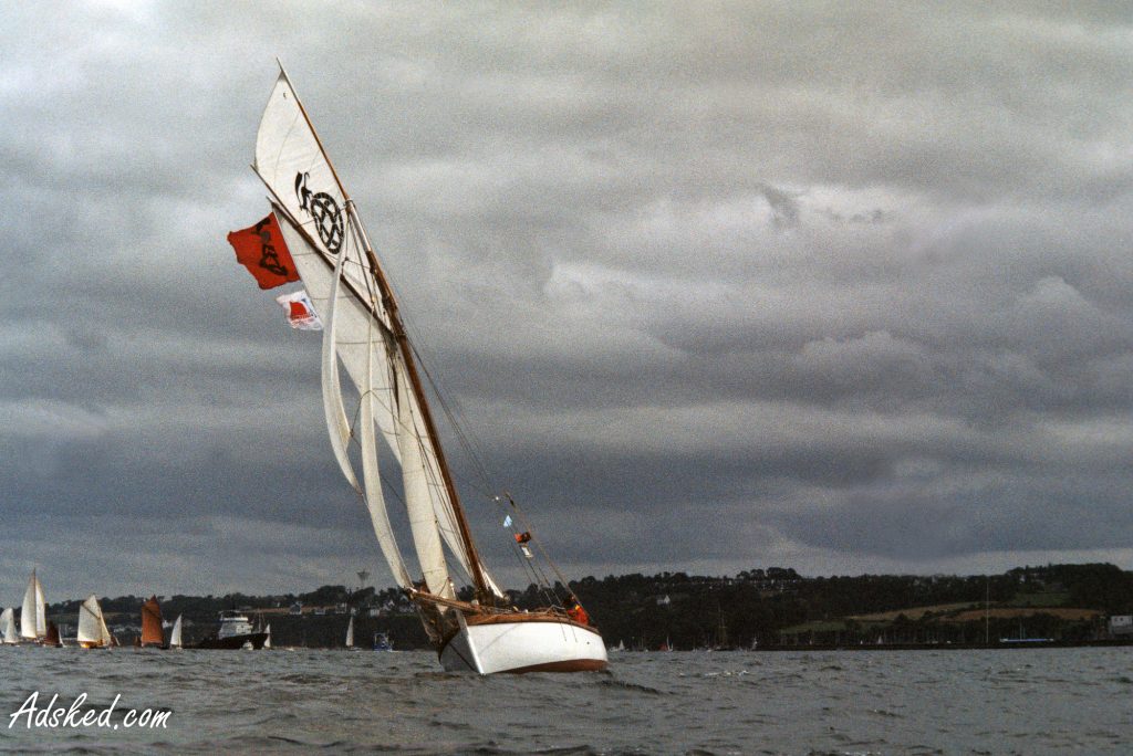 bateau à voile sur une mer déchainée