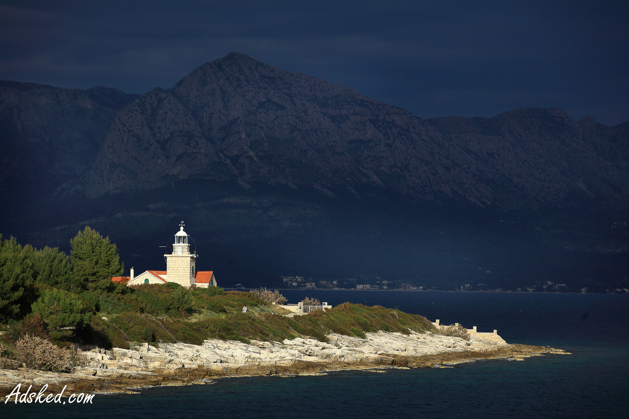 plage et phare sur la côte de Croatie